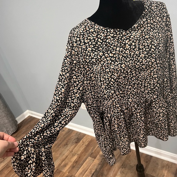 SHEIN Tops - Leopard print long sleeve flowy top🤎
gorgeous never worn blouse!